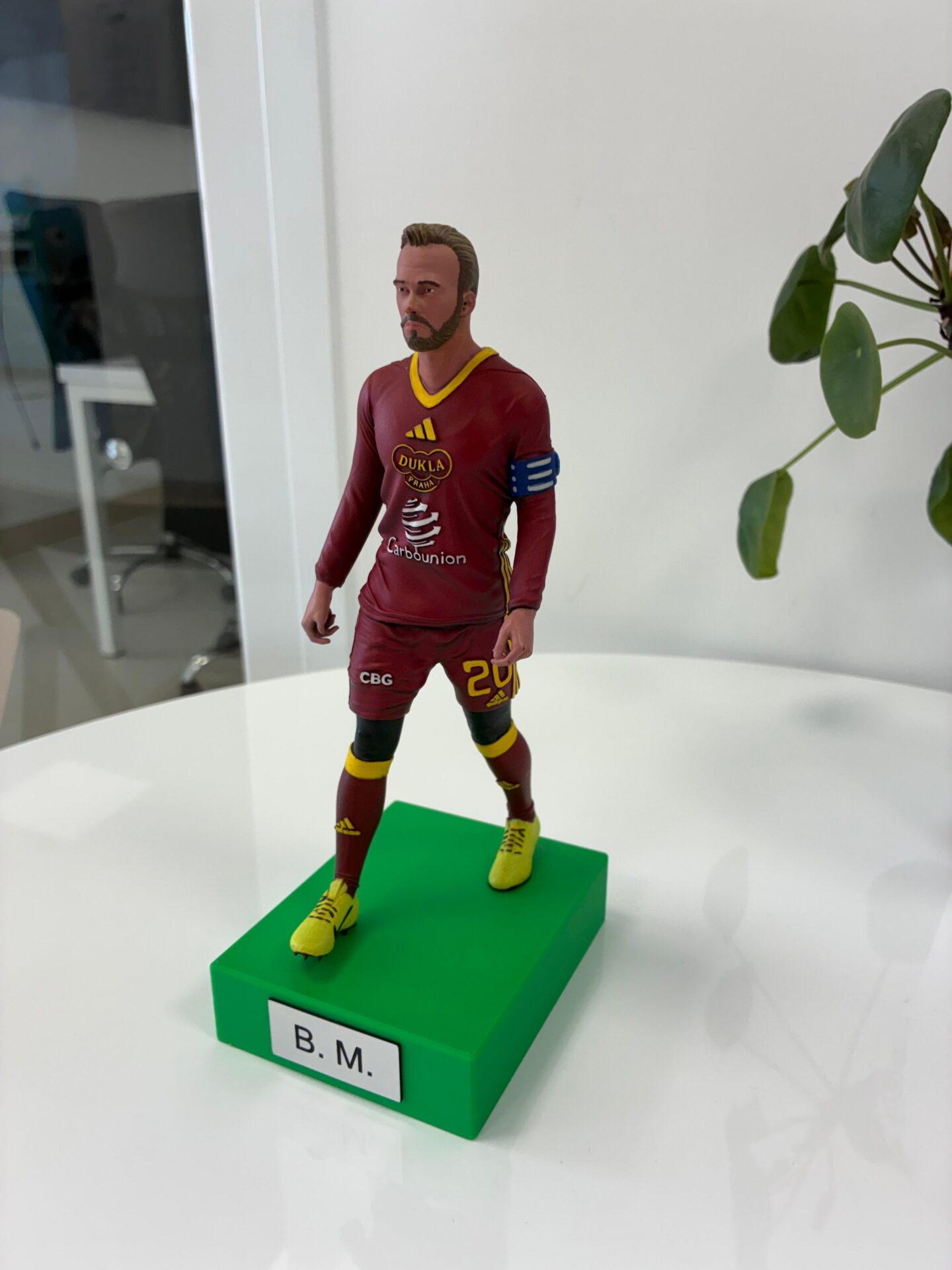 3D štampana figura fudbalera u klupskom dresu sa personalizovanim postoljem B.M.