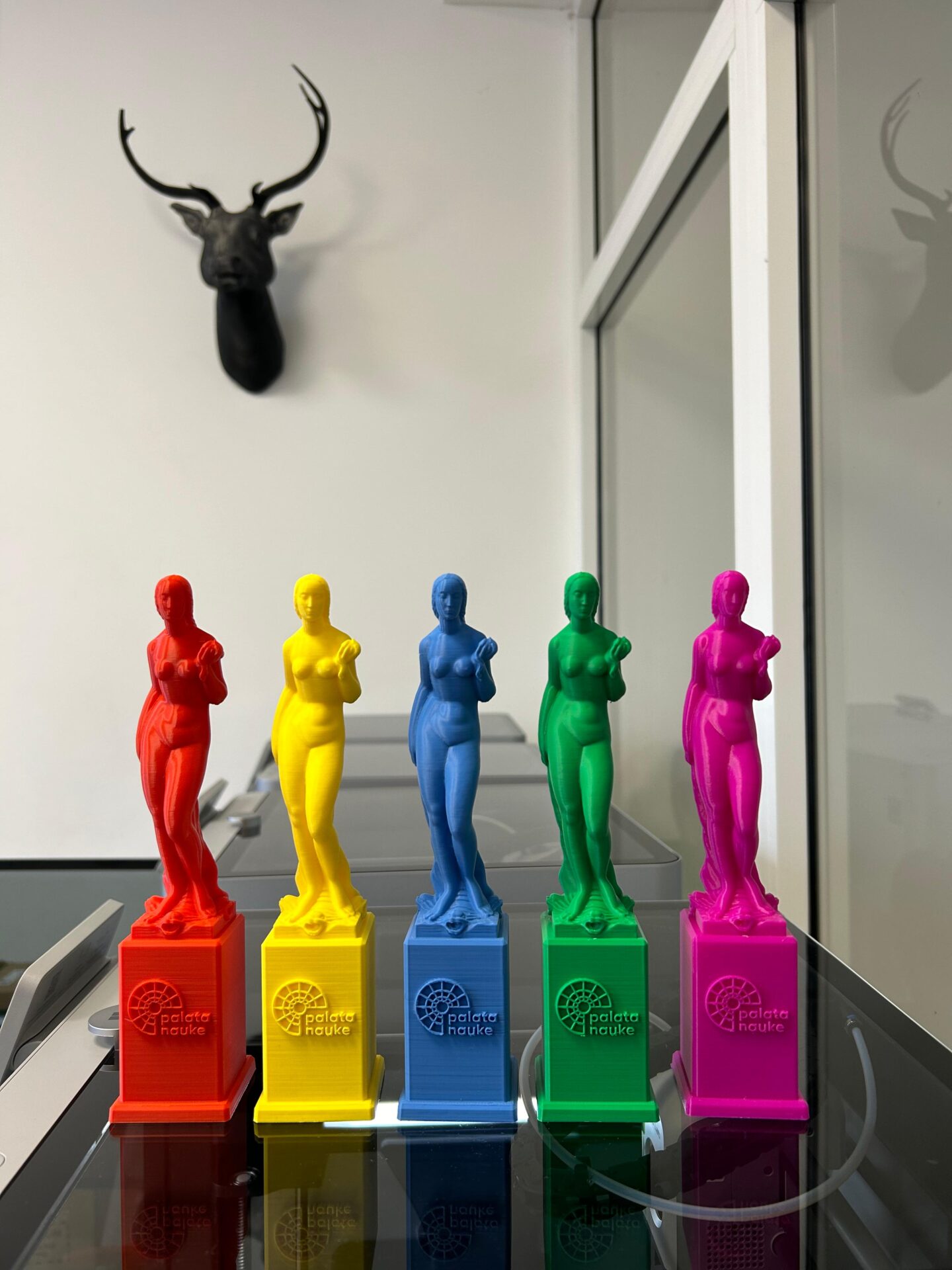 Set 3D štampanih nagrada Palata nauke u pet različitih boja za promotivne ili edukativne događaje