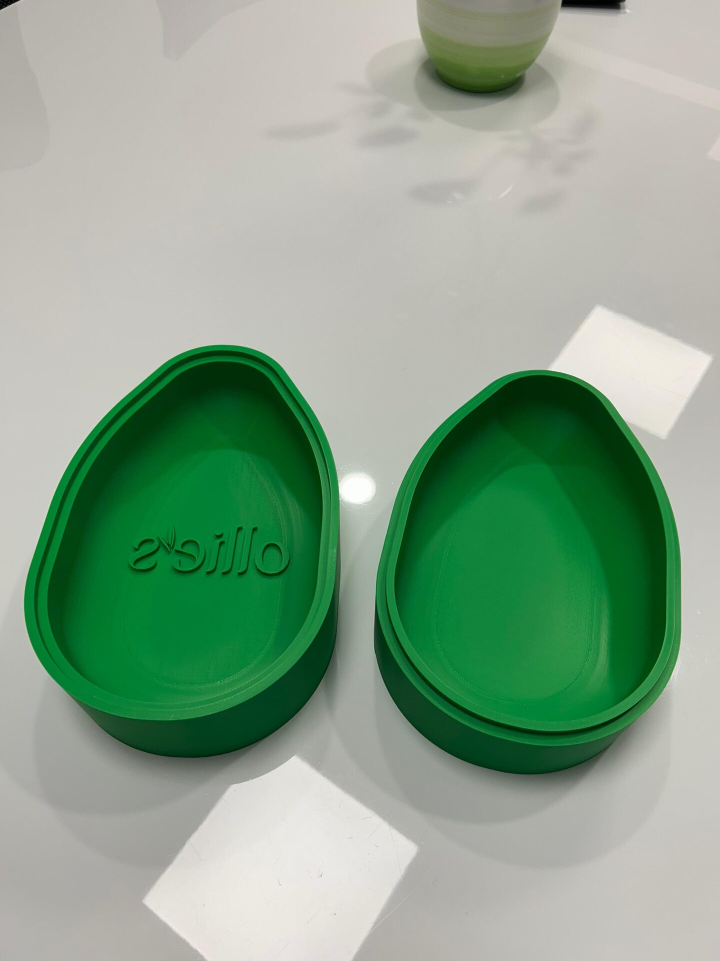 Zeleni 3D štampani kalupi sa reljefnim logotipom brenda Ollie’s za promotivne svrhe